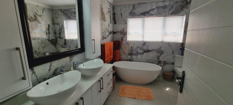 4 Bedroom Property for Sale in Monte Christo Western Cape